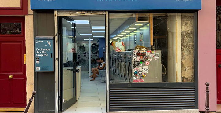Storefront of Locker Bounce Lav Express laundry Gravilliers