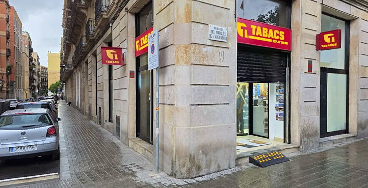 Storefront of Estacio de Francia area