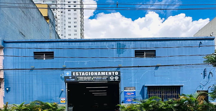 Storefront of 24/7 Near Brás Station
