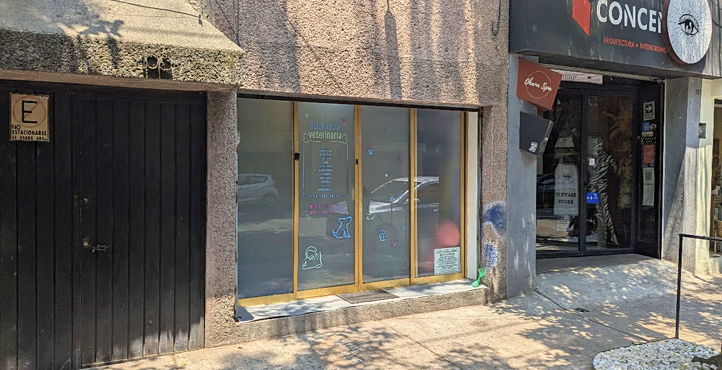 Storefront of Near Jardín Pushkin