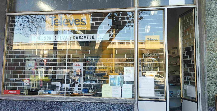 Montra de Bus and Train Station